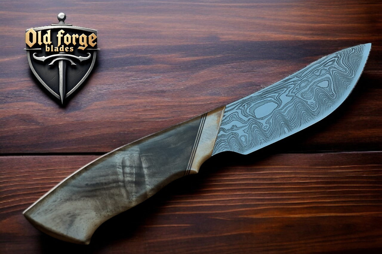 High Quality Hunting Knives – Damascus Blade with Walnut Handle